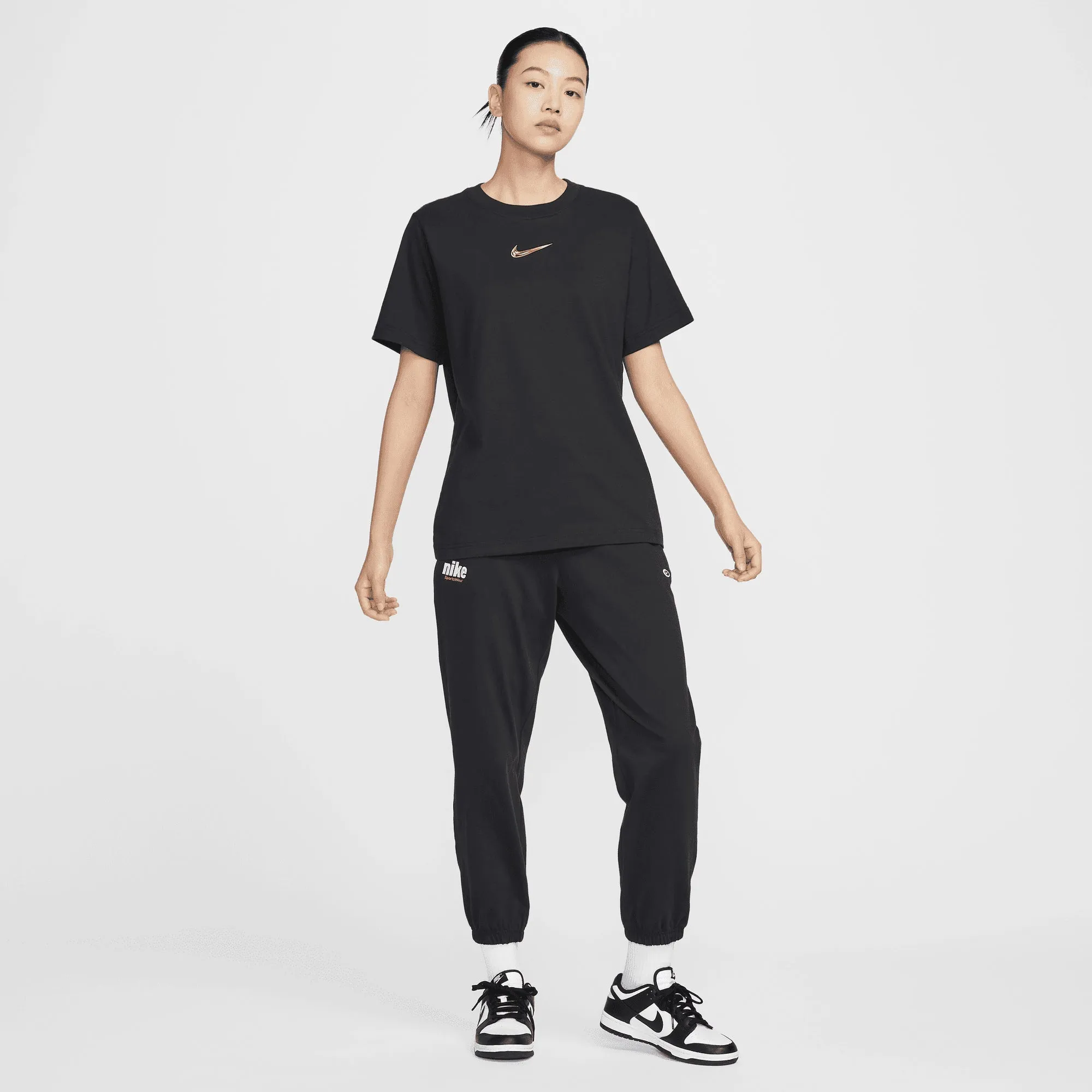 NIKE | WMN'S LOOSE SHORT-SLEEVE GRAPHIC T-SHIRT { BLACK